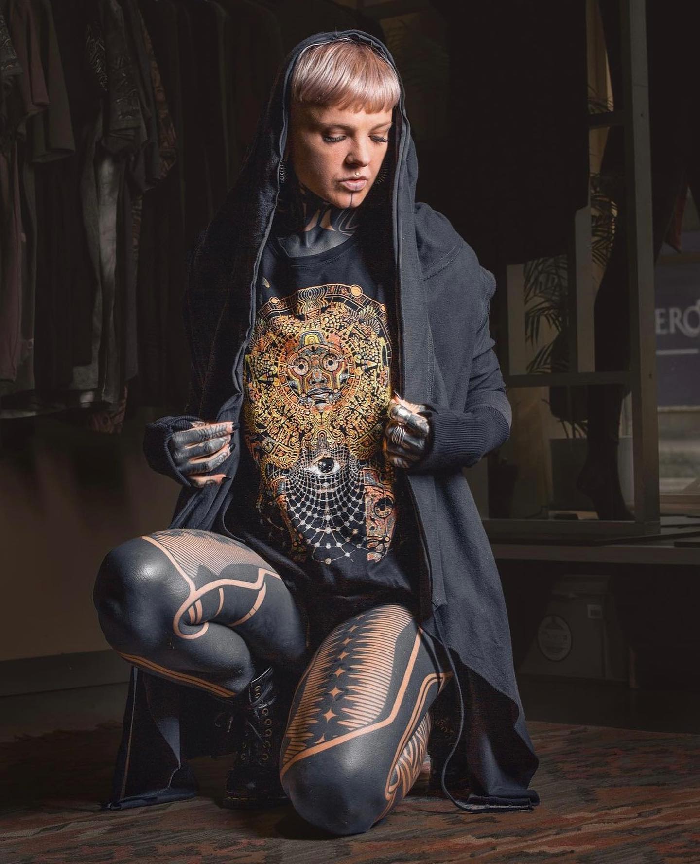 Model trägt Streetart-Mode von Plazmalab bei Unimoden – Ansicht 1