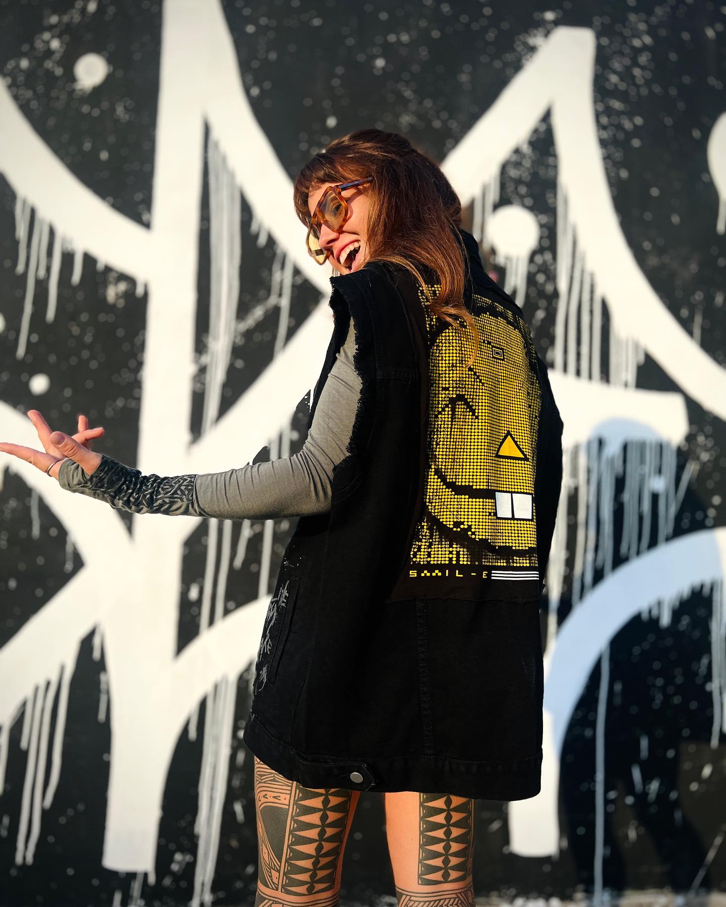 Model trägt Streetart-Mode von Plazmalab bei Unimoden – Ansicht 9